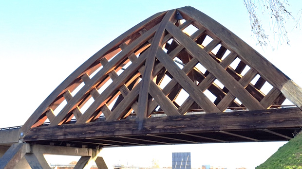 Over brug een kloof.