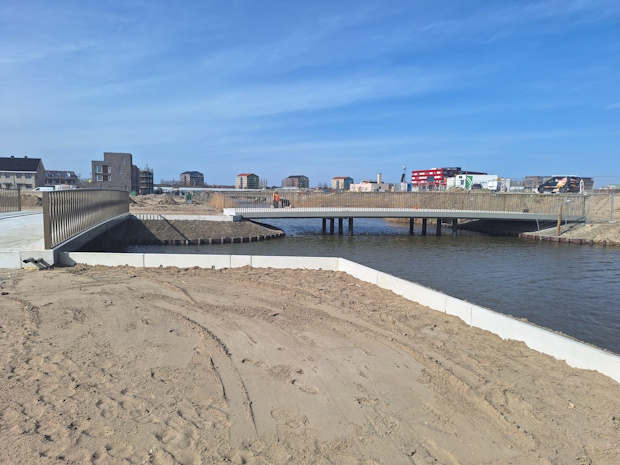 Brug op de achtergrond