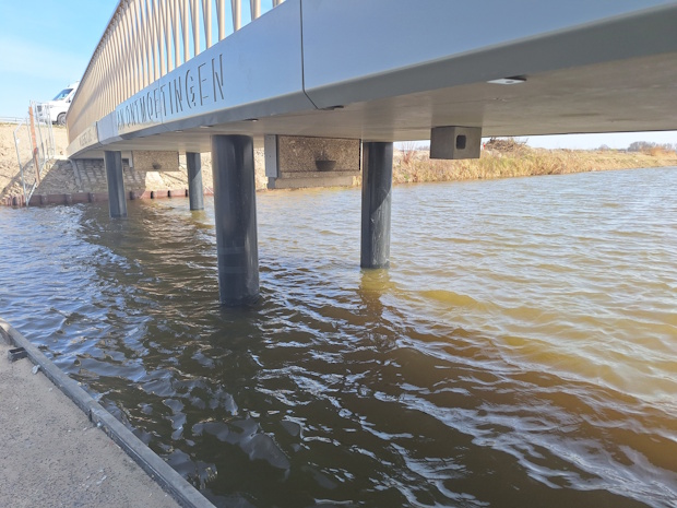 Het zijaanzicht is staal: stalen panelen waarin letters zijn uitgesneden. Onder de brug hangen diverse nestvoorzieningen. Kespen ontbreken bij de oplegging op de pijlers.