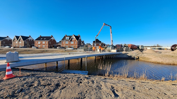 De natte knoop voor de lengteverbinding van de delen ligt in het midden van de overspanning en bevindt zich dus ‘in de lucht’ in plaats van boven een oplegging.