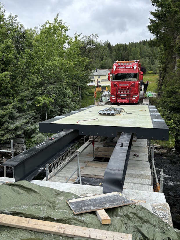 Renovatie stalen brug in Noorwegen met composiet brugdek.