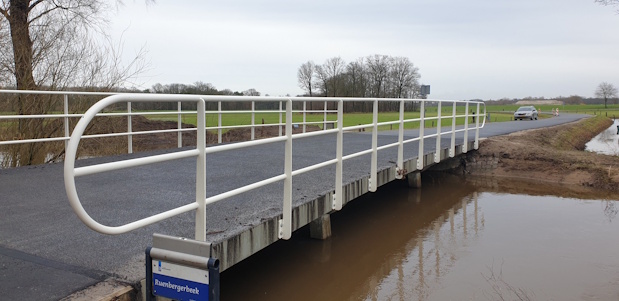 Gerenoveerde betonnen brug in Nederland.