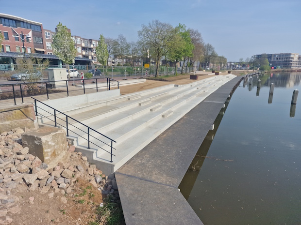 Langs de Oude IJssel in Doetinchem is het houten dek van een loopsteiger vervangen door composiet. Ook is de loopsteiger verlengd.