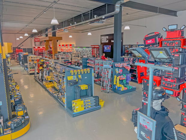 De klant kan bij de AIC Visser Groep terecht voor de aanschaf van bouw- en infra gerelateerde producten, maar zeker ook voor advies op dit vlak. Er is een binnen- en buitendienst én er zijn drie showrooms met medewerkers met een hoog kennisniveau.
